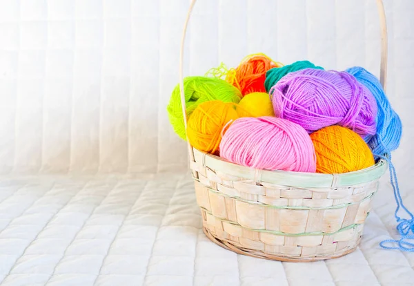 Renkli iplik clews sepetle closeup. Serbest kavramı