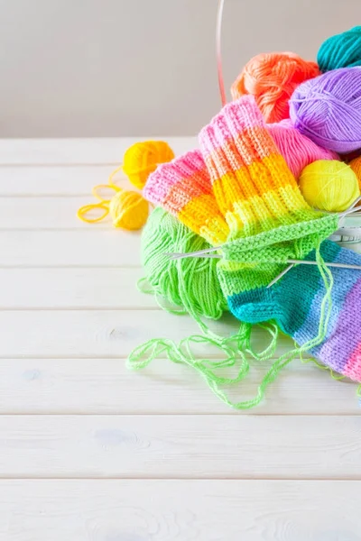 Renkli iplik clews sepetle closeup. Serbest kavramı