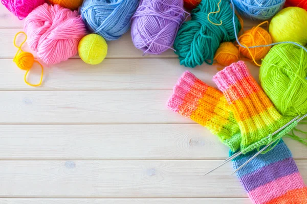 Nahaufnahme von Korb mit bunten Garnklammern. Gestrickte Socken. — Stockfoto