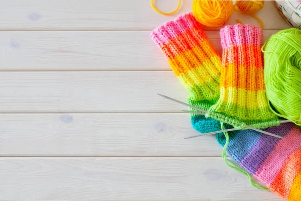 Renkli iplik clews sepetle closeup. Örme çorap.