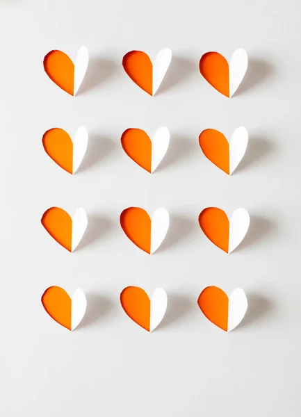 Corazones de papel cortados del papel . — Foto de Stock