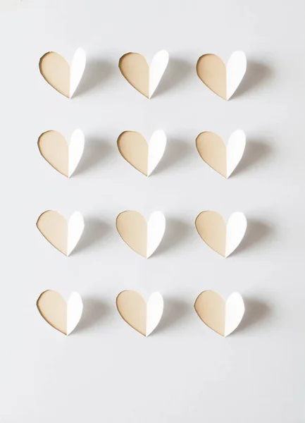 Corazones de papel cortados del papel . — Foto de Stock