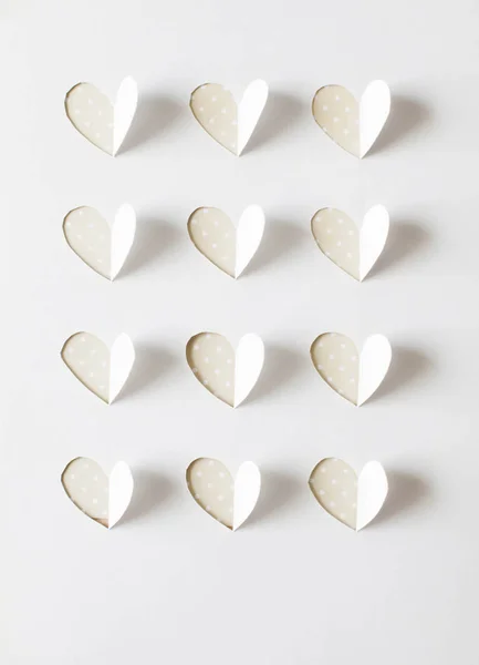 Corazones de papel cortados del papel . — Foto de Stock