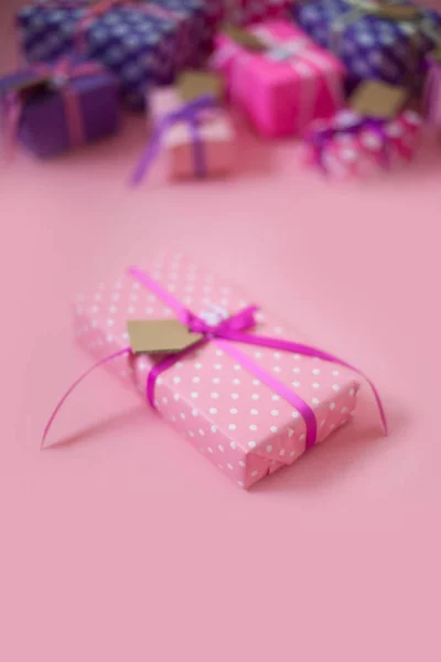 Farbige Geschenkboxen mit bunten Bändern. rosa Hintergrund. Geschenke — Stockfoto