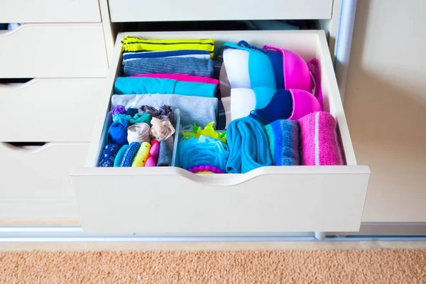 Çekmeceli aksesuarları ile düzgünce katlanmış giyim