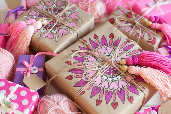 Pembe püsküllü. Beyaz ahşap arka plan. Kadın el sanatları. ,