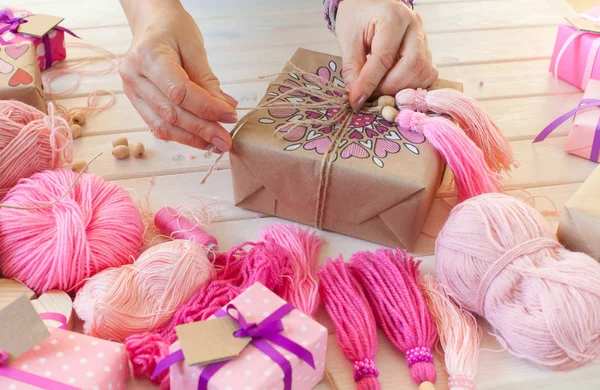 Pembe püsküllü. Beyaz ahşap arka plan. Kadın el sanatları. ,