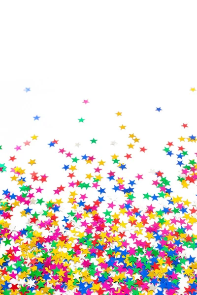 Yıldız renkli konfeti. Beyaz arka plan. Çerçeve konfeti.