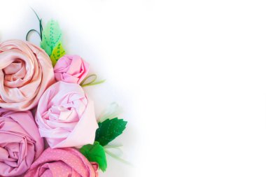 Gül pembe kumaş. Beyaz arka plan. Pamuk Kumaş çiçekler.
