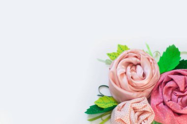 Gül pembe kumaş. Beyaz arka plan. Pamuk Kumaş çiçekler.