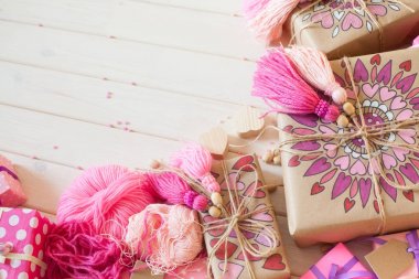 Pembe püsküllü. Beyaz ahşap arka plan. Kadın el sanatları. ,