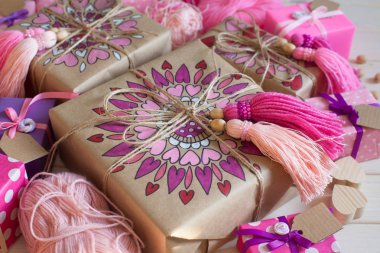 Pembe püsküllü. Beyaz ahşap arka plan. Kadın el sanatları. ,