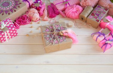 Pembe püsküllü. Beyaz ahşap arka plan. Kadın el sanatları. ,