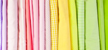 Pamuk Kumaş renkli. Arka plan beyaz ahşap.