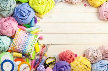 Dikiş aksesuarları beyaz bir arka plan üzerinde yalan. Ölçüm bandı