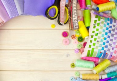 Dikiş aksesuarları beyaz bir arka plan üzerinde yalan. Ölçüm bandı