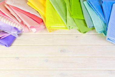 Dikiş aksesuarları beyaz bir arka plan üzerinde yalan. Ölçüm bandı