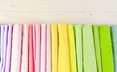 Pamuk Kumaş renkli. Arka plan beyaz ahşap.