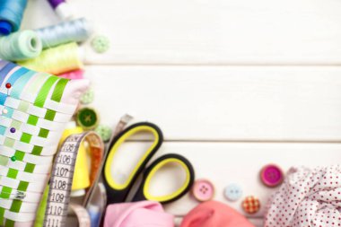 Dikiş aksesuarları beyaz bir arka plan üzerinde yalan. Ölçüm bandı