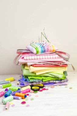 Dikiş aksesuarları beyaz bir arka plan üzerinde yalan. Ölçüm bandı