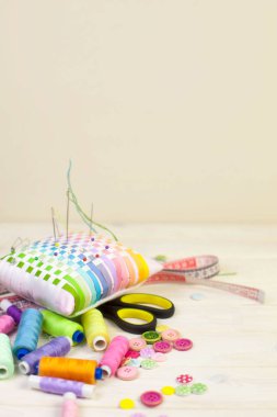 Dikiş aksesuarları beyaz bir arka plan üzerinde yalan. Ölçüm bandı