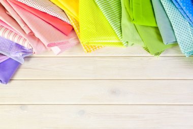 Dikiş aksesuarları beyaz bir arka plan üzerinde yalan. Ölçüm bandı