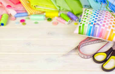 Dikiş aksesuarları beyaz bir arka plan üzerinde yalan. Ölçüm bandı