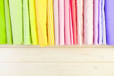 Pamuk Kumaş renkli. Arka plan beyaz ahşap.