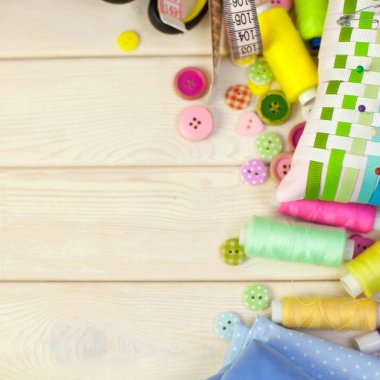 Dikiş aksesuarları beyaz bir arka plan üzerinde yalan. Ölçüm bandı