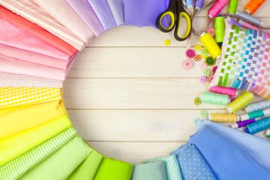 Pamuk Kumaş renkli. Arka plan beyaz ahşap.