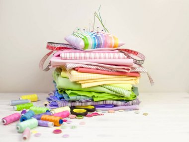 Dikiş aksesuarları beyaz bir arka plan üzerinde yalan. Ölçüm bandı