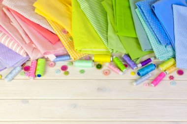 Dikiş aksesuarları beyaz bir arka plan üzerinde yalan. Ölçüm bandı