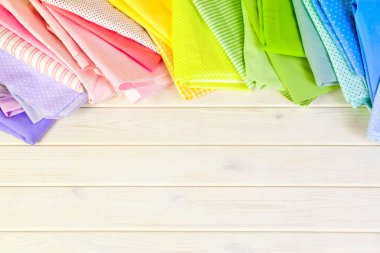 Dikiş aksesuarları beyaz bir arka plan üzerinde yalan. Ölçüm bandı