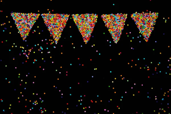 Quadro redondo feito de confete festivo colorido. Fundo preto . — Fotografia de Stock