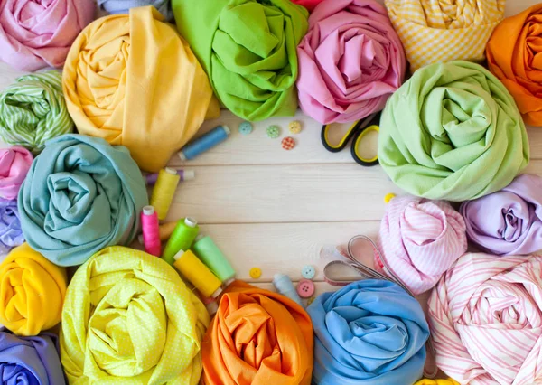 Dikiş aksesuarları beyaz bir arka plan üzerinde yalan. Ölçüm bandı