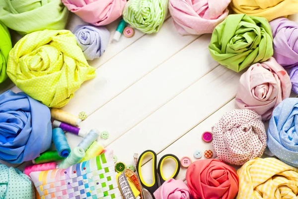 Dikiş aksesuarları beyaz bir arka plan üzerinde yalan. Ölçüm bandı