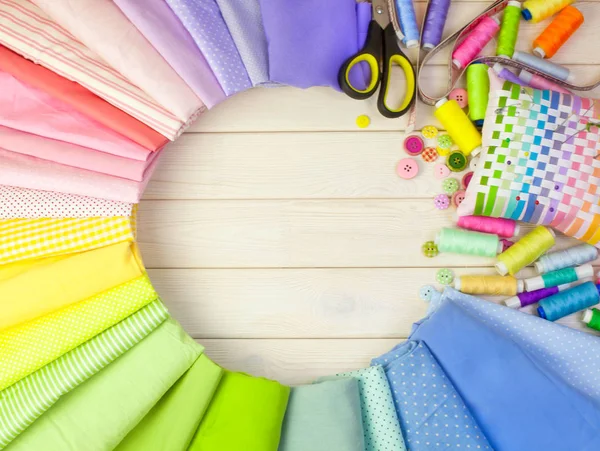 Pamuk Kumaş renkli. Arka plan beyaz ahşap.