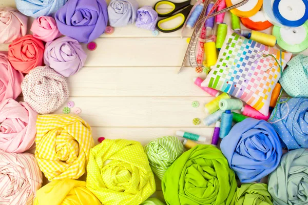 Dikiş aksesuarları beyaz bir arka plan üzerinde yalan. Ölçüm bandı