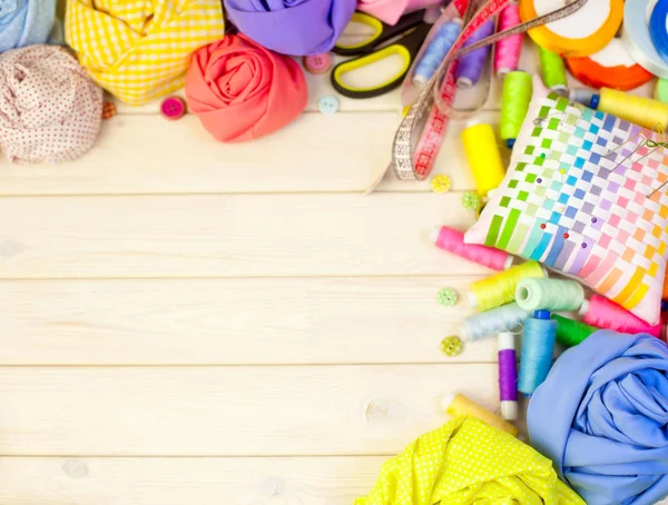 Dikiş aksesuarları beyaz bir arka plan üzerinde yalan. Ölçüm bandı