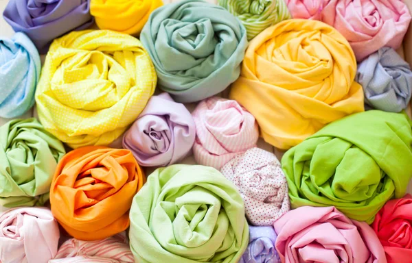 Dikiş aksesuarları beyaz bir arka plan üzerinde yalan. Ölçüm bandı