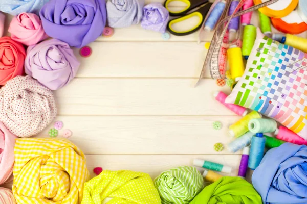 Dikiş aksesuarları beyaz bir arka plan üzerinde yalan. Ölçüm bandı