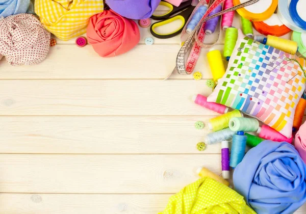 Dikiş aksesuarları beyaz bir arka plan üzerinde yalan. Ölçüm bandı