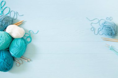 Yeşil iplik, turkuaz, deniz mavisi ve mavi renkler. Beyaz odun