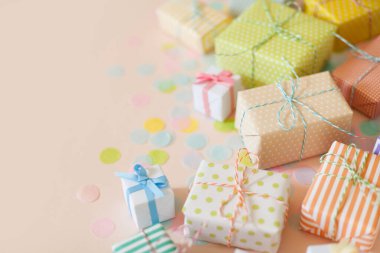 Hediye kutuları ve pastel renkli konfeti. Pembe arkaplan.