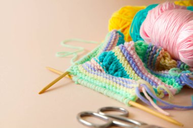 Örgü, şiş ve makas örmek için renkli iplik. Kadın.