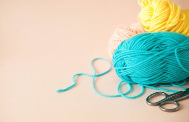 Örgü, şiş ve makas örmek için renkli iplik. Kadın.