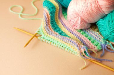 Örgü, şiş ve makas örmek için renkli iplik. Kadın.