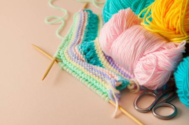 Örgü, şiş ve makas örmek için renkli iplik. Kadın.