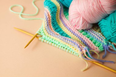 Örgü, şiş ve makas örmek için renkli iplik. Kadın.