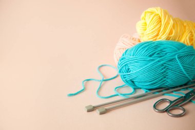 Örgü, şiş ve makas örmek için renkli iplik. Kadın.